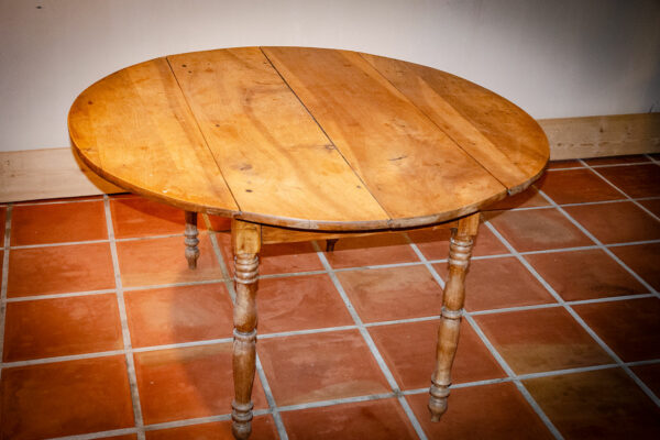 TABLE à VOLETS RABATTABLES, en noyer massif