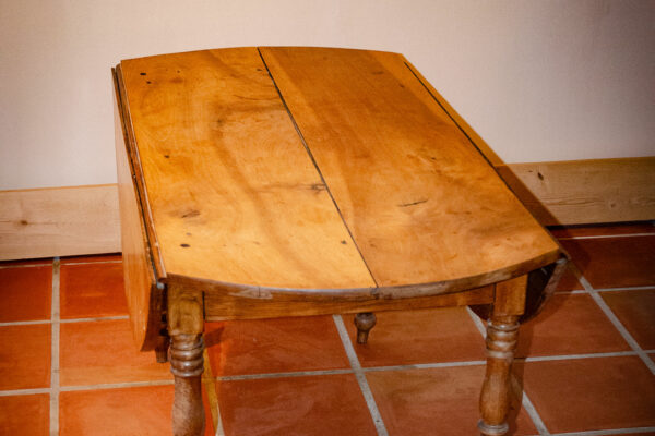 TABLE à VOLETS RABATTABLES, en noyer massif – Image 2